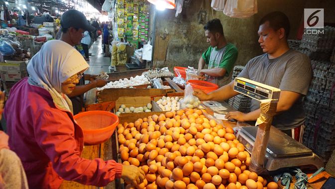 Pembeli memilih telur di Pasar Kebayoran, Jakarta, Selasa (1/10/2019). Badan Pusat Statistik (BPS) mencatat Indeks Harga Konsumen pada September 2019 mengalami deflasi sebesar 0,27 persen. Posisi ini lebih rendah dari deflasi Agustus 2019 sebesar 0,68%. (Liputan6.com/Angga Yuniar)