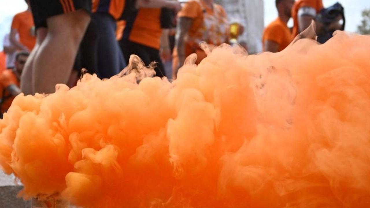 Dengan mengenakan berbagai atribut khas warna negeri kincir angin itu, penampilan para suporter Timnas Oranye ini mencolok. Warna oranye yang menjadi ciri khas timnas Belanda mendominasi pemandangan di wilayah sekitaran di pusat kota Dortmund. Foto: Reut