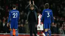 Pelatih Chelsea, Antonio Conte (tengah) usai pertandingan melawan Arsenal pada lanjutan Liga Inggris di Emirates Stadium, London (3/1). Sempat unggul 2-1 di menit 84, Chelsea akhirnya bermain imbang 2-2 atas Arsenal. (AFP Photo/Ian Kington)