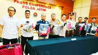 Direktur Ditreskrimum Polda Jatim, Kombes Pol Farman, membeberkan motif pelaku mutilasi korban dan memasukannya ke dalam koper merah. (Liputan6.com/ Dian Kurniawan)