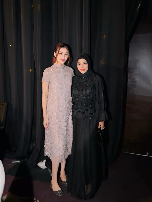 Dari sahabat jadi adik ipar, kebersamaan Aaliyah Massaid dan Aurel Hermansyah ini penuh kehangatan. Setelah video perutnya kepergok dielus oleh salah satu kerabat, netizen salah fokus dengan foto tersebut karena perut Aaliyah terlihat lebih berisi. Meski ramai diberitakan tengah hamil anak pertama, namun Aaliyah Massaid belum buka suara untuk menanggapinya. (Liputan6.com/IG/@aaliyah.massaid)