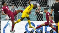 Pemain Ekuador, Enner Valencia, menyundul bola ke gawang Qatar dalam laga pembuka&nbsp;Grup A Piala Dunia 2022 di Stadion Al Bayt, Minggu (20/11/2022) malam WIB.&nbsp;(AP Photo/Darko Bandic)