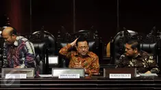 Ketua DPD RI Irman Gusman (tengah) bersama Ketua Komite II DPD Parlindungan Purba (kanan) menjadi pembicara Focus Group Discussion dengan tema Membedah UU Tapera di Gedung Nusantara V, Senayan, Jakarta, Rabu (24/2). (Liputan6.com/JohanTallo)
