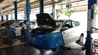 Toyota Agya sedang servis di bengkel resmi (Amal/Liputan6.com)