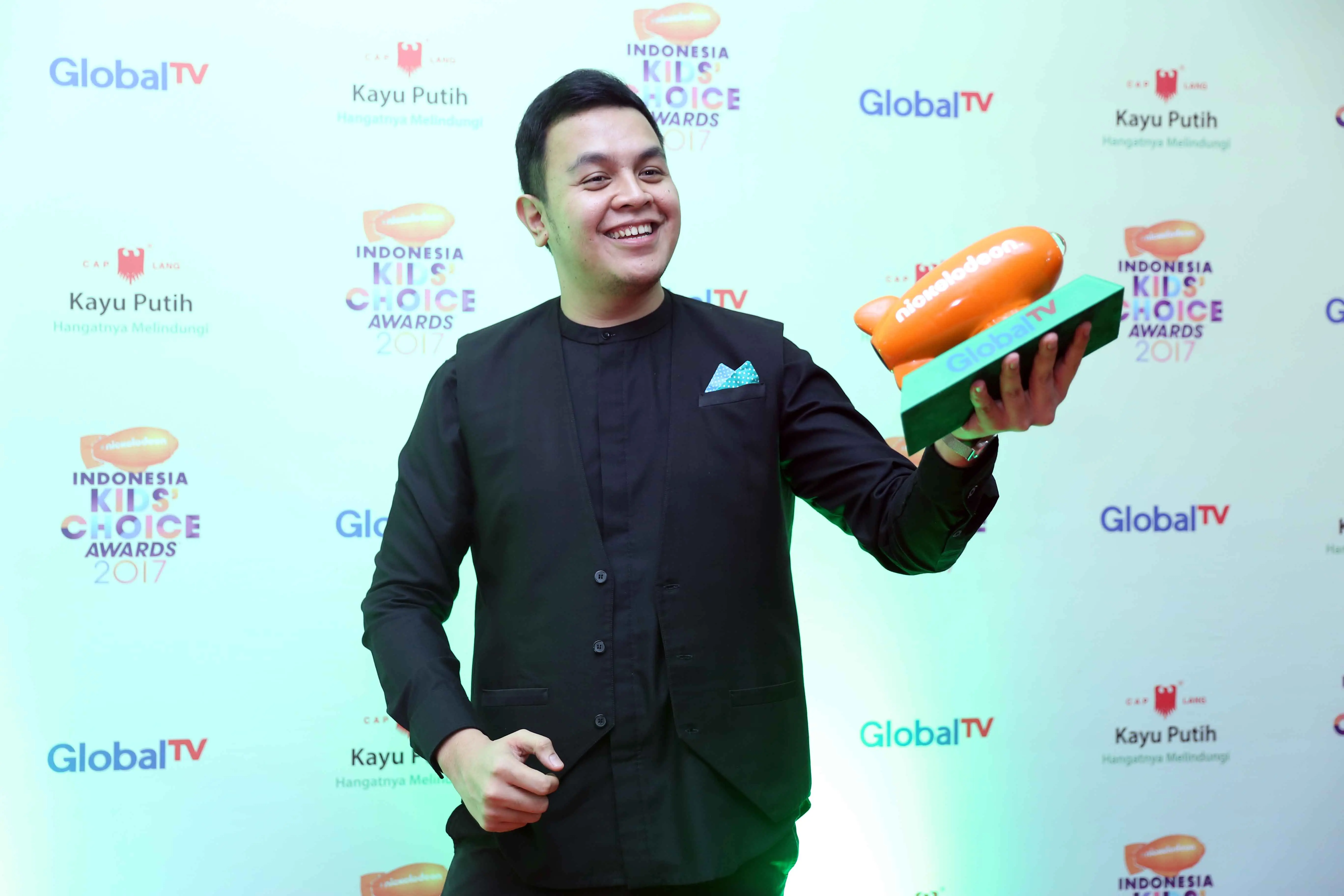 Tulus raih award di Indonesia Kids Choice Awards 2017 (Nurwahyunan/Bintang.com)