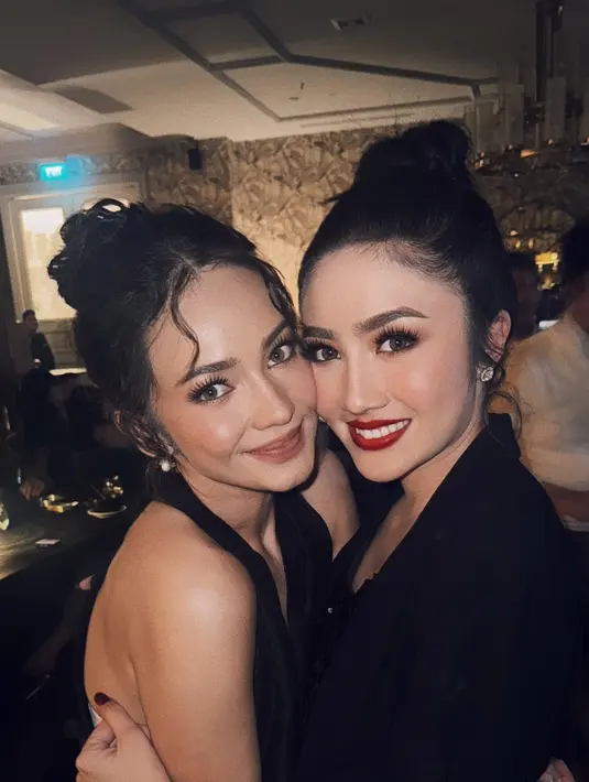 Penampilan keseluruhan Enzy sebagai bridesmaid menjadi salah satu sorotan. Selain kebaya-nya, kombinasi makeup dan hairdo pilihannya  membuat Enzy terlihat begitu memukau dan paripurna di acara tersebut. [@enzystoria/@phillipekurnia].