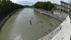 Pemandangan sungai Tiber yang diramaikan oleh sejumlah peserta International Tiber Canoe Descent di Roma, Italia (5/1). Acara ini diselenggarakan untuk mempromosikan olah raga kano serta pariwisata di kota Roma. (AFP Photo/Andreas Solaro)