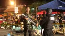 Para petugas keamanan Filipna berjaga di lokasi ledaknya bom di kota Davao, Filipina, (2/9). Tempat tersebut merupakan kampung halaman Presiden Filipina, Rodrigo Duterte. (REUTERS/Lean Daval Jr)