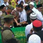 Isak tangis keluarga mengantar kepergian jenazah Wali Kota Pekalongan ke masjid untuk disalatkan.