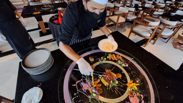Saat Seni Lukis Berpadu dengan Kemahiran Menata Makanan di Atas Meja Kaca