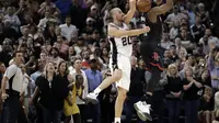 Manu Ginobili saat melawan Houston Rockets pada laga Semifinal NBA, Rabu (9/5/2017) (AP Photo/Eric Gay)