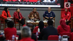 Sekjen PDI Perjuangan Hasto Kristiyanto (tengah) bersama Ketua DPP PDI Perjuangan Ripka Tiptaning, Wasekjen PDI Perjuangan Sada Restuati, Ketua DPP PDI Perjuangan Sri Rahayu, dan Suparyoto saat menjadi pembicara dalam Seminar Nasional di Sekolah Partai PDI Perjuangan, Lenteng Agung, Jakarta, Kamis (2/3/2023). Seminar tersebut bertajuk "Mitigasi Bahaya secara cepat sebagai upaya antisipasi dini untuk memahami potensi bahaya gempa bumi dan resikonya". (Liputan6.com/Johan Tallo)