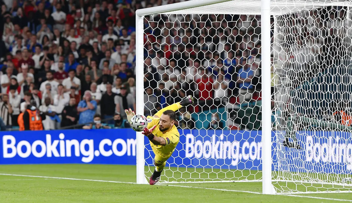 Kiper Italia Gianluigi Donnarumma menyelamatkan tendangan pemain Inggris, Bukayo Saka dalam adu penalti pada pertandingan final Euro 2020 di Stadion Wembley di London, Minggu 11 Juli 2021. Donnarumma telah resmi menjadi pemain Paris Saint Germain (PSG). (Fabio Ferrari/LaPresse via AP)