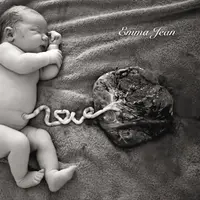 Sebelum dikubur, bidan cantik ini mengabadikan plasenta dan bayi dalam sebuah foto menyentuh hati.