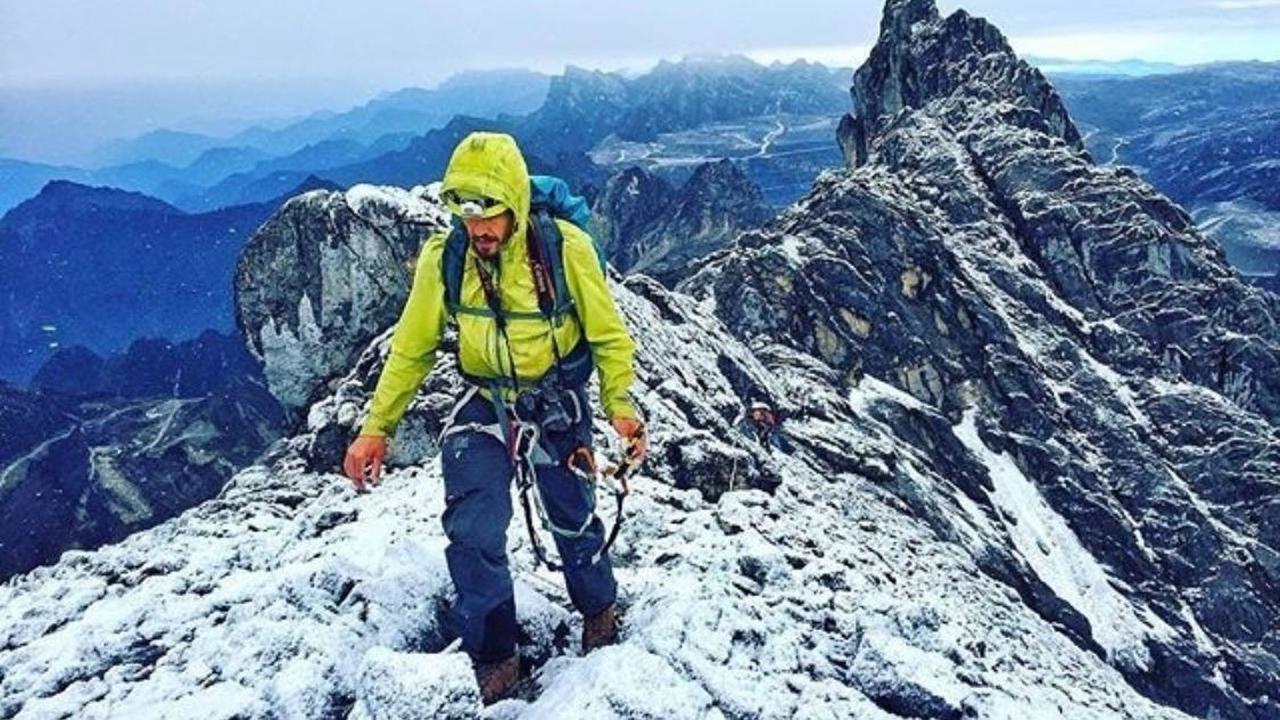 Puncak Jaya Wijaya yang disebut juga Cartensz Pyramid berlokasi di Papua merupakan titik tertinggi di Indonesia