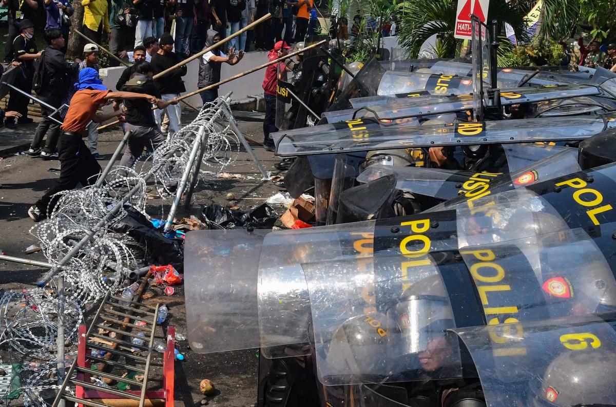 FOTO: Bentrok Saat  Eksekusi Pengosongan Hotel Sultan di Kawasan GBK