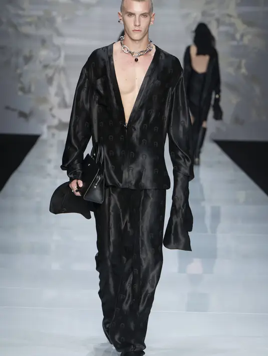 Lewat koleksi ini, AIGNER sangat fokus pada keindahan alami bahan-bahan yang digunakan dan keahlian pembuatnya. AIGNER juga menyadari dampak fashion dan desain kontemporer pada perkembangan masa depan. [Foto: Document/AIGNER]