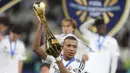 Pemain Real Madrid, Kylian Mbappe, mengangkat trofi setelah menjuarai FIFA Intercontinental Cup 2024. (AP Photo/Hussein Sayed)