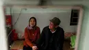 Penderita kusta Nguyen Thi Teo (kanan) dan istri Tran Huu Hoa (kiri) duduk di ranjang kompleks RS Van Mon Leprosy, Thai Binh, Vietnam, Kamis (10/1). Penderita kusta di Vietnam turun dari tahun ke tahun. (Manan Vatsyayana/AFP)