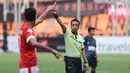 Wasit asal Iran, Bonyadifard Mooud (tengah) saat memimpin laga Persija melawan PSM Makassar di Stadion Patriot Candrabhaga, Bekasi, Selasa (15/8). Laga berakhir imbang 2-2. (Liputan6.com/Helmi Fithriansyah)