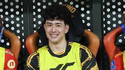 Hingga laga melawan Dewa United di BRI Super League kiper berusia 24 tahun itu masih terparkir di bench pemain. (Bola.com/M Iqbal Ichsan)
