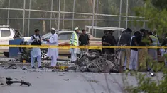 Petugas keamanan memeriksa lokasi serangan bom bunuh diri di Peshawar, ibu kota Khyber Pakhtunkhwa, di Pakistan, Selasa, 18 Juli 2023. (AP Photo/Mohammad Sajjad)
