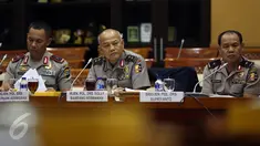 Kapolda Riau Brigjen Pol Zulkarnaen (kiri) bersama dua Mantan Kapolda Riau Irjen Pol Dolly Bambang Hermanto dan Brigjen Pol Suprianto mengikuti Rapat Panja Pengawasan Kebakaran Hutan dan Lahan, Jakarta, Kamis (27/10). (Liputan6.com/Johan Tallo)