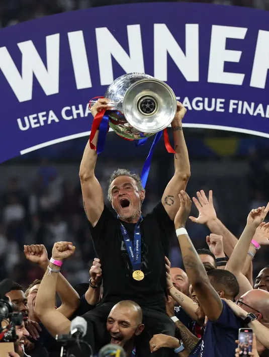 Untuk pertama kalinya, klub asal Paris tersebut berhasil mengangkat trofi paling bergengsi di kancah sepak bola antarklub Eropa. (FRANCK FIFE/AFP)