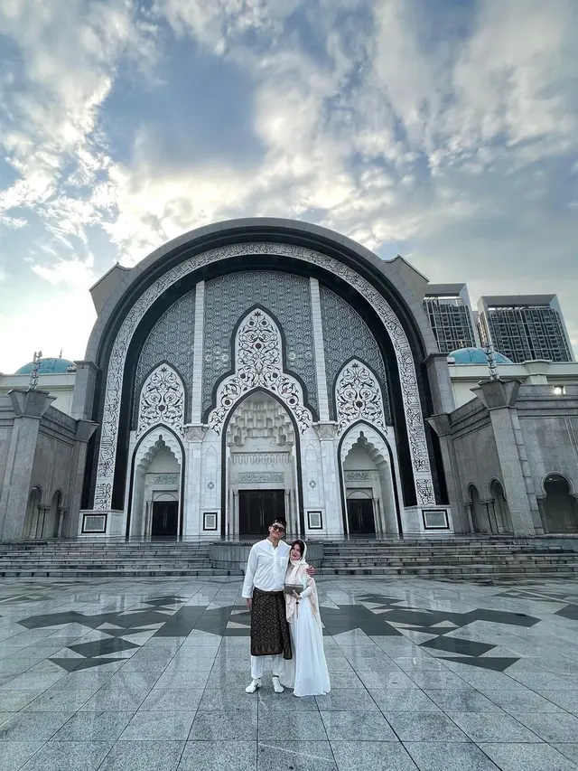 Miller Khan bersama Farina Khan hadiri pernikahan Farali Khan dengan Muhammad Assyaqireen (Foto: Instagram miller_khan)