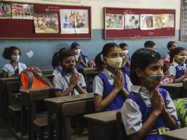 di sebuah sekolah di Mumbai, India, Rabu (15/12/2021). Setelah ditutup selama hampir 20 bulan karena pandemi virus corona, sekolah di Mumbai dibuka kembali untuk kelas 1 sampai 7. (AP Photo/Rafiq Maqbool)