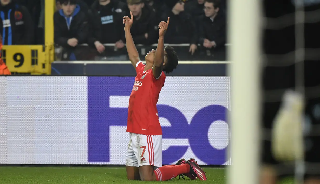 Selebrasi Gelandang Benfica, David Neres setelah mencetak gol kedua timnya ke gawang Club Brugge dalam laga leg pertama babak 16 besar Liga Champions 2022/2023 di Jan Breydel Stadium, Bruges, Belgia, Kamis (16/2/2023) dini hari WIB. (AP Photo/Geert Vanden Wijngaert)