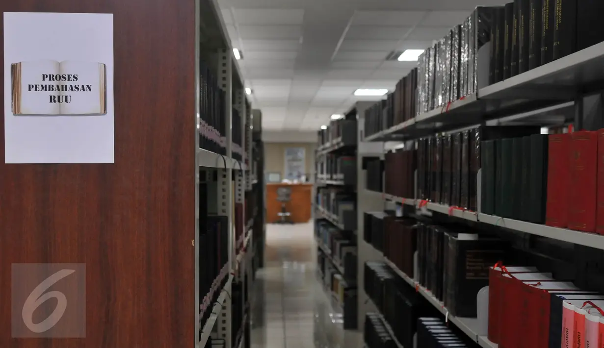 Suasana di salah satu lorong perpustakaan DPR, kompleks Parlemen Senayan, Jakarta, Jumat (01/04). Rencananya, pimpinan DPR RI akan membangun gedung perpustakaan mewah di Komplek Parlemen Senayan, dengan anggaran Rp 570 miliar. (Liputan6.com/Johan Tallo)