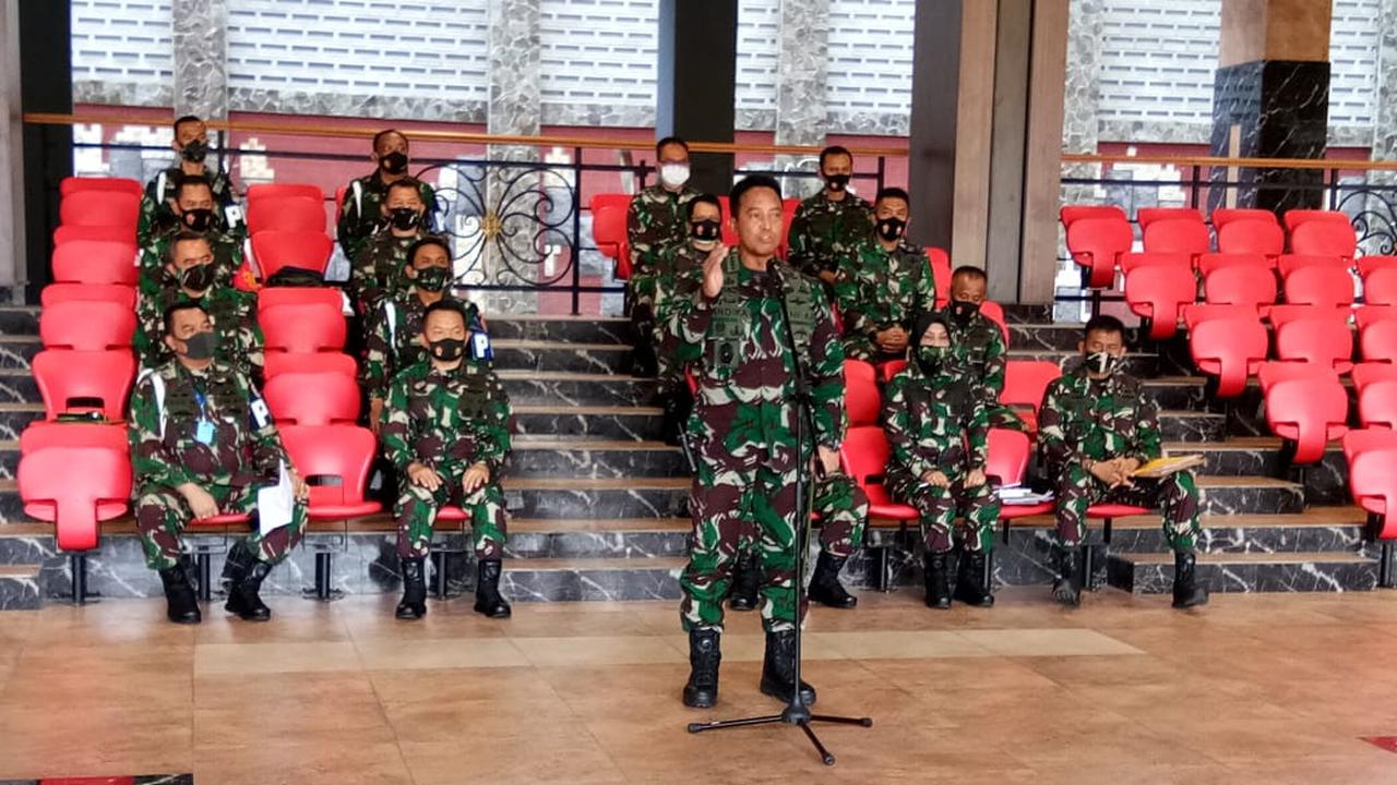 Kepala Staf TNI Angkatan Darat (KSAD) Jenderal TNI Andika Perkasa memberikan keterangan soal perusakan Polsek Ciracas dan sekitarnya, Jakarta