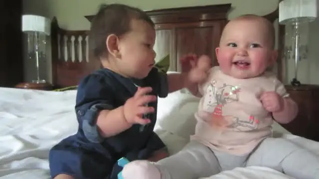 Lucu, Percakapan Dua Bayi Menggemaskan