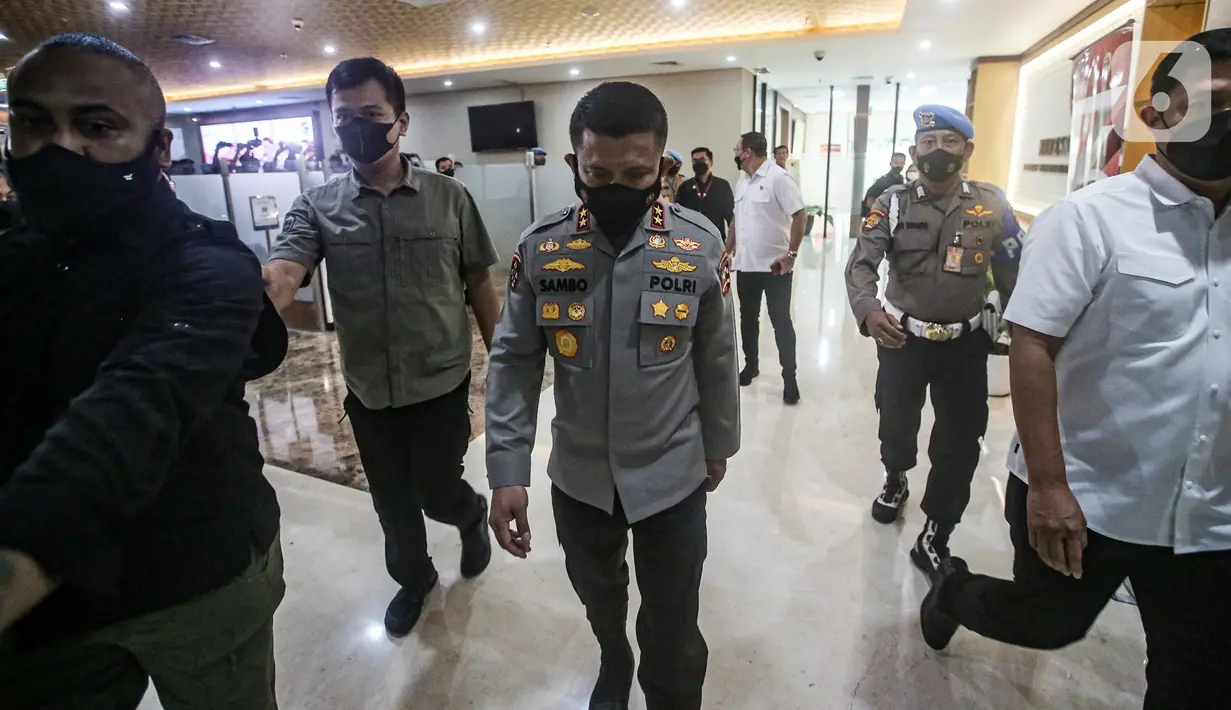 Kadiv Propam Polri nonaktif Irjen Ferdy Sambo menghadiri pemeriksaan Bareskrim Polri atas laporan dari keluarga Brigadir J. Ferdy Sambo di Gedung Bareskrim Mabes Polri, Jakarta, Kamis (4/8/2022). Ferdy Sambo didampingi oleh sejumlah anggota Divisi Propam.  (Liputan6.com/Faizal Fanani)