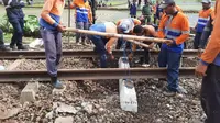 Pekerja PT KAI terus memperbaiki jalur kereta di km 181+700 petak jalan antara Stasiun Haurpugur-Stasiun Cicalengka. (sumber foto: Humas PTKAI)