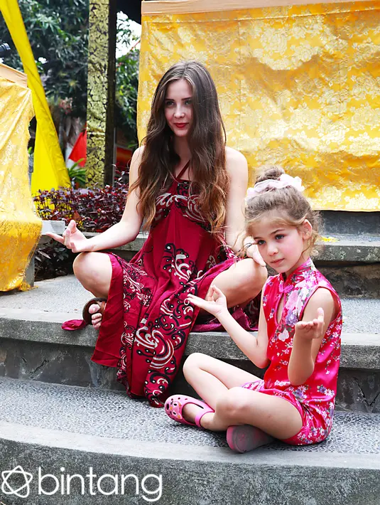 Gaya lucu Isabella Damla Guvenilir dan Selin Sezgin pemeran Melek di serial ‘Elif’ seperti sedang bertapa di Galeri Semar Kuning di Ubud, Bali. (Deki Prayoga/Bintang.com)
