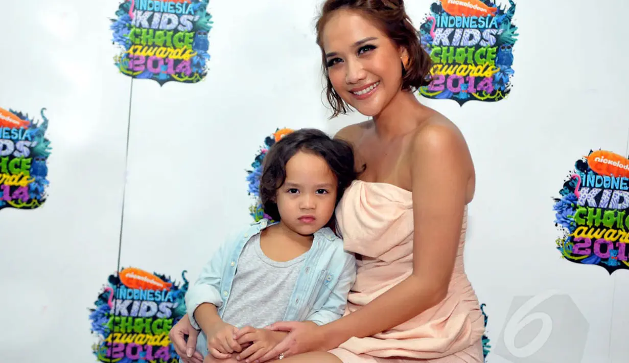Pelantun Cinta Pertama (Sunny) ini merasakan betul anak-anak di zaman sekarang pintar dan kritis dalam pemikiran. (13/6/14) (Liputan6.com/Panji Diksana)