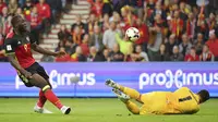 Salah satu gol Lukaku saat melawan Gibraltar di Sclessin Stadium, Liege, Belgia, (31/8/2017). Romelu Lukaku telah mencetak sembilan gol bagi timnas  Belgia pada kualifikasi Piala Dunia 2018.  (AP/Geert Vanden Wijngaert)