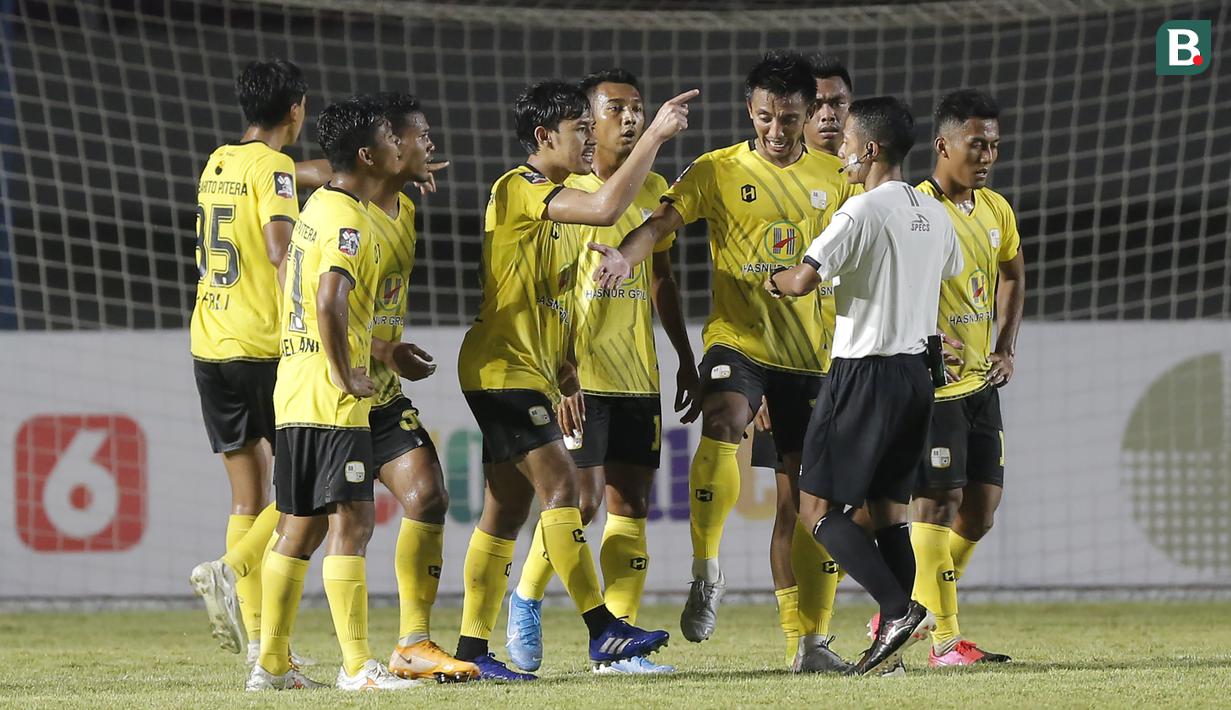 Para pemain Barito Putera memprotes keputusan wasit Mochammad Adung yang memberi tendangan penalti untuk Arema FC dalam laga matchday ke-2 Grup A Piala Menpora 2021 di Stadion Manahan, Solo, Kamis (25/3/2021). Barito Putera menang 2-1 atas Arema FC. (Bola.com/Arief Bagus)