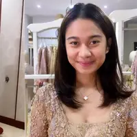 Begini penampilan bareface Azizah Salsha saat fitting kebaya pernikahan dengan Pratama Arhan. (Instagram/askyfebrianti)