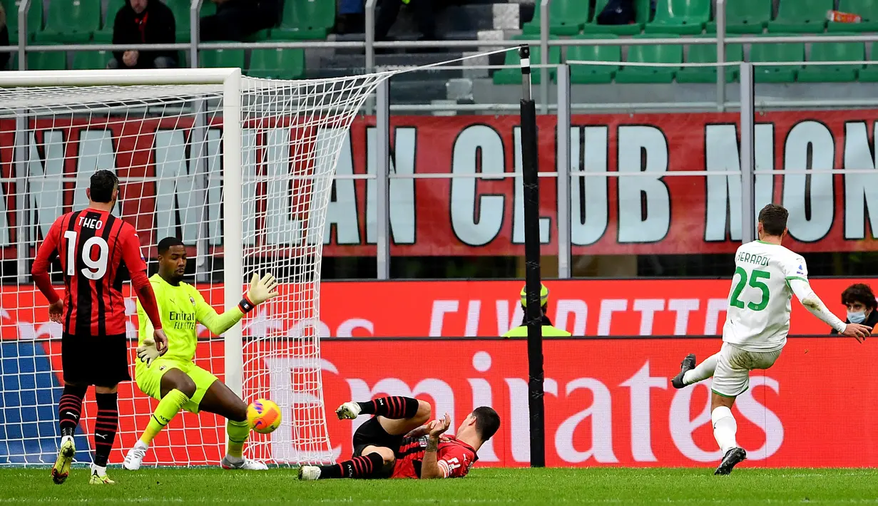 Domenico Berardi, winger Italia yang loyal membela Sassuolo sejak awal kariernya pada 2012 selalu memakai nomor punggung 25. Musim ini Berardi memilih nomor 10, yang identik dengan pemain kunci dalam tim. (AFP/Isabella Bonotto)