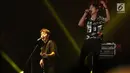  Penampilan vokalis pop rock asal Korea Selatan, CNBLUE Jung Yong Hwa dan bassis Lee Jung Shin saat konser bertajuk Between Us di Indonesia Convention Exhibition (ICE) BSD, Tangerang Selatan, Sabtu (15/7). (Liputan6.com/Herman Zakharia)