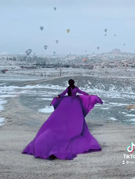 Dalam video yang dibagikan di instagramnya, Ria Ricis tampak berjalan ke arah depan sambil memegangi gaun mewahnya yang menyapu lantai. (Instagram/riarics1975).