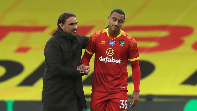 Pelatih Norwich City, Daniel Farke, menyemangati pemainnya usai dikalahkan Watford pada laga lanjutan ke-34 di Stadion Vicarage Road, Rabu (8/7/2020) dini hari WIB. Watford menang 2-1 atas Norwich City. (AFP/Matt Dunham/various sources)