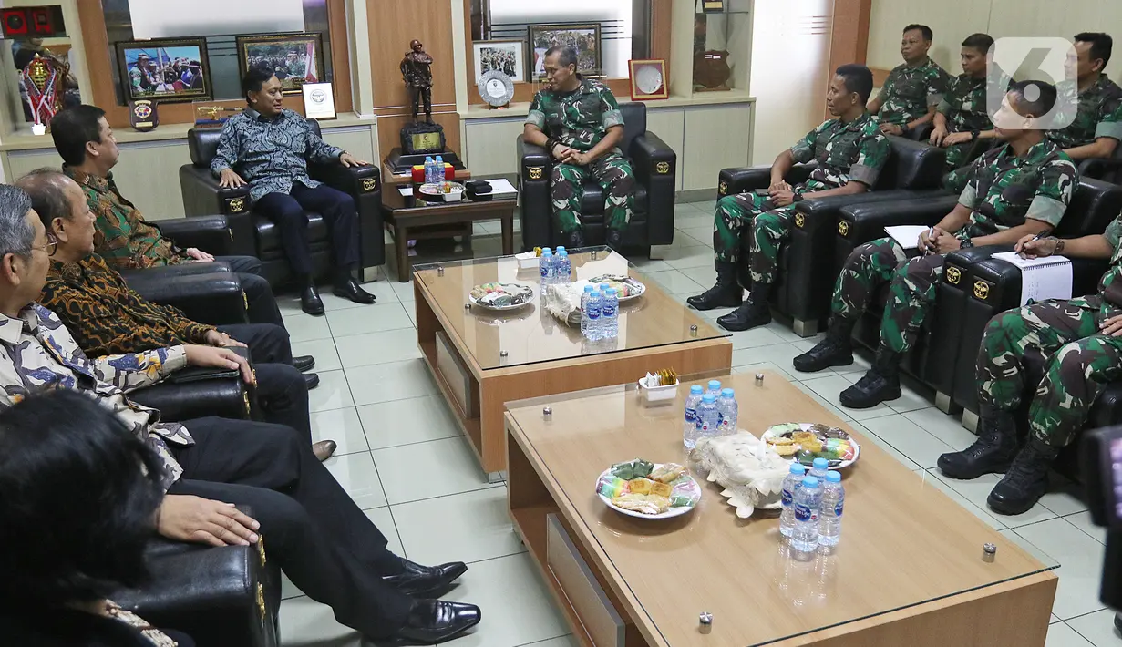 Direktur SCM, Imam Sudjarwo berbincang dengan Komandan Jenderal Kopassus Mayjend I Nyoman Cantiasa saat bersilaturahmi ke Markas Kopassus di Cijantung, Jakarta, Senin (13/1/2020). Kunjungan itu bentuk silaturahmi bersama salah satu mitra perusahaan, dalam hal ini TNI. (Liputan6.com/Herman Zakharia)