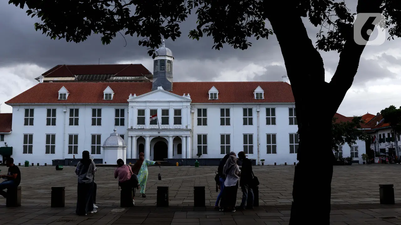 FOTO: Kawasan Kota Tua Jakarta Masih Jadi Destinasi Favorit Warga Beribur
