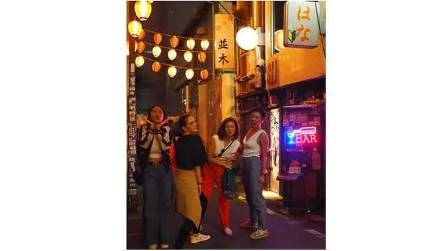 Luna Maya dan sahabatnya menikmati keindahan malam di Shibuya.