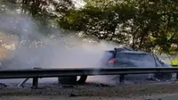 Kondisi mobil Datsun Go yang menabrak Guardrail Train Tol Porong-Sidoarjo, Jumat (15/6/2018). (dok. Istimewa/JawaPos.com)