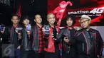 Grup Band Nidji saat memperkenalkan ponsel terbaru dari Smartfren Andromax E2 dan R2 di X2 Plaza Senayan, Jakarta, (19/2). Band Nidji ikut meramaikan acara peluncuran Andromax E2 dan R2. (Liputan6.com/Herman Zakharia)